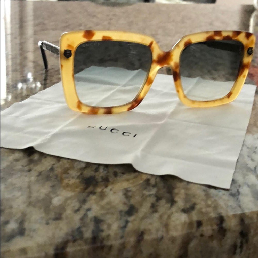 Gucci GG0216S sunglasses LIKE NEW!